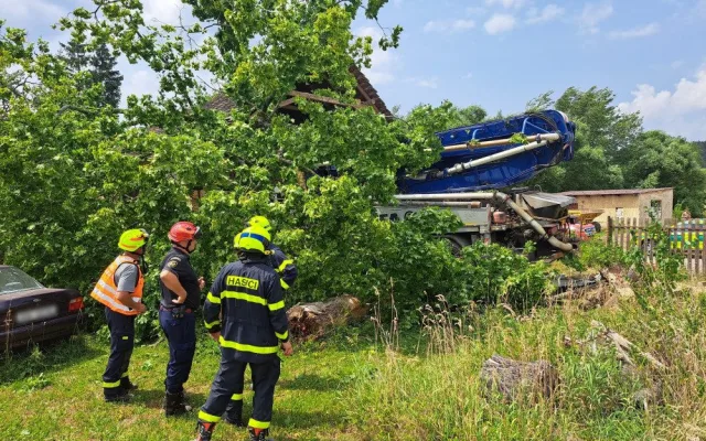 Automobilová pumpa na beton projela stodolou, řidič na místě zemřel