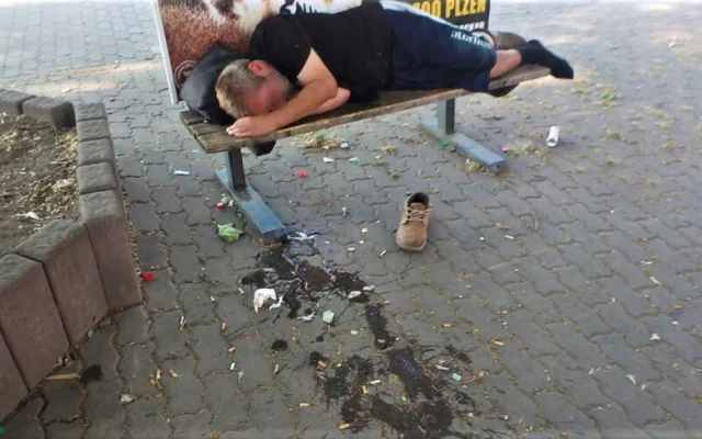 Důkladné dodržování pitného režimu přivedlo pětici opilců na protialkoholní záchytnou stanici