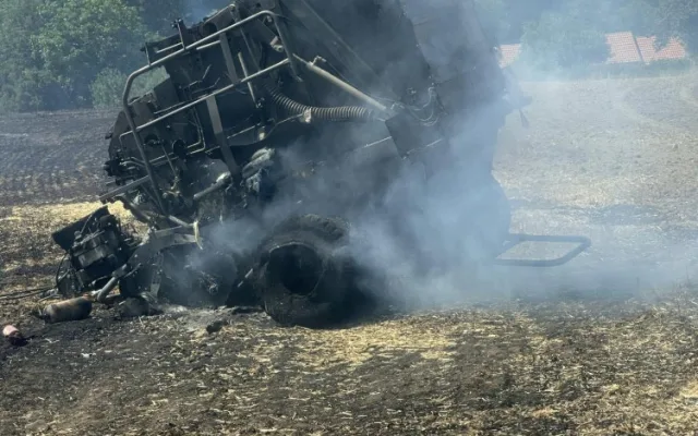 V příšerném vedru bojují hasiči s obrovským požárem pole a lesa na ploše 25 hektarů. Hořet začalo od balíkovače