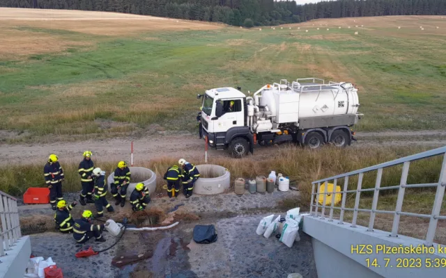 Z protrženého pláště převrácené cisterny unikají po ranní nehodě tisíce litrů benzínu do kanálu