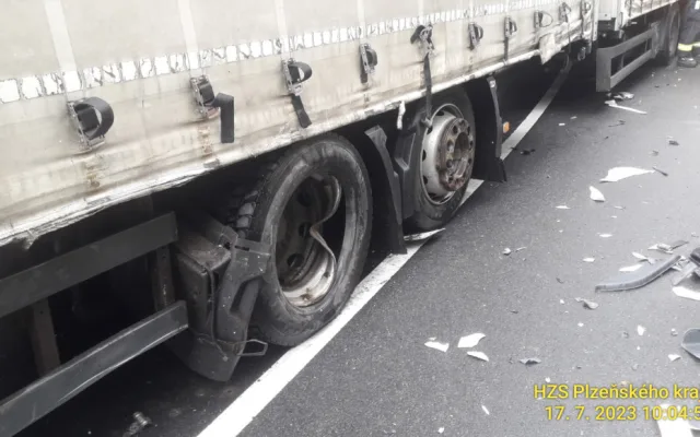 Kamion se střetl s osobním automobilem ve kterém cestovaly dvě osoby. Na místě nehody zasahují záchranáři