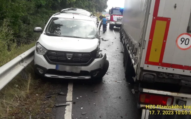 Kamion se střetl s osobním automobilem ve kterém cestovaly dvě osoby. Na místě nehody zasahují záchranáři