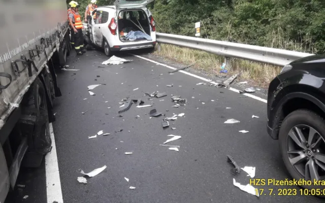 Kamion se střetl s osobním automobilem ve kterém cestovaly dvě osoby. Na místě nehody zasahují záchranáři