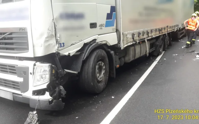 Kamion se střetl s osobním automobilem ve kterém cestovaly dvě osoby. Na místě nehody zasahují záchranáři