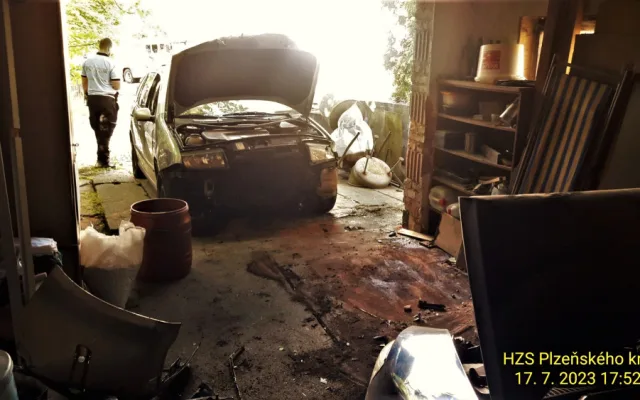 Auto vyjelo ze silnice a vletělo do garáže, kde zdemolovalo zaparkovaný vůz, řidič utrpěl zranění