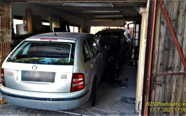 Auto vyjelo ze silnice a vletělo do garáže, kde zdemolovalo zaparkovaný vůz, řidič utrpěl zranění