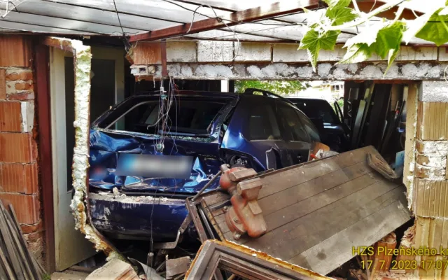 Auto vyjelo ze silnice a vletělo do garáže, kde zdemolovalo zaparkovaný vůz, řidič utrpěl zranění