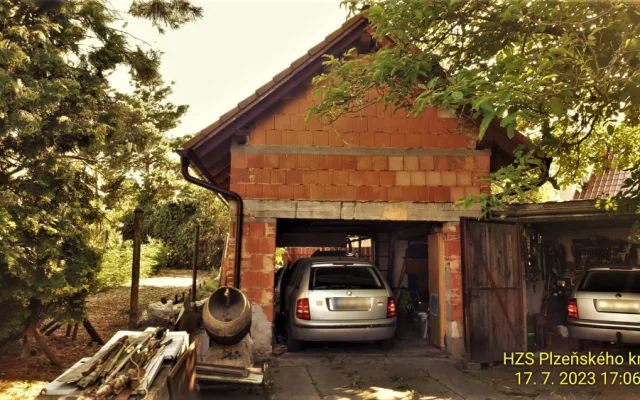Auto vyjelo ze silnice a vletělo do garáže, kde zdemolovalo zaparkovaný vůz, řidič utrpěl zranění