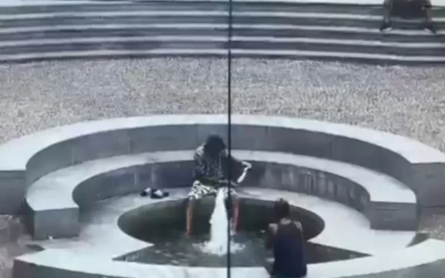 Tento výtečník si v kašně na Americké třídě pral špinavé prádlo