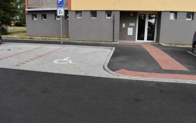 Po rekonstrukci slepého konce Manětínské ulice mají obyvatelé k dispozici třikrát více parkovacích míst