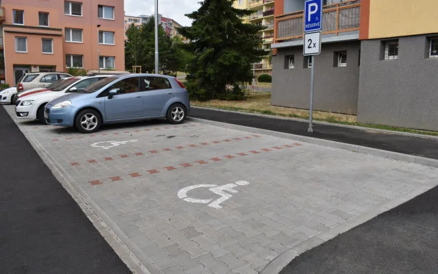 Po rekonstrukci slepého konce Manětínské ulice mají obyvatelé k dispozici třikrát více parkovacích míst