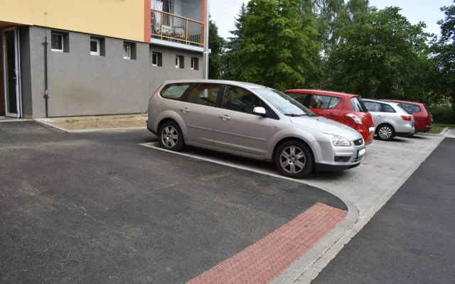 Po rekonstrukci slepého konce Manětínské ulice mají obyvatelé k dispozici třikrát více parkovacích míst