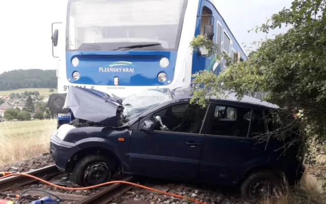 Vlak smetl na přejezdu osobní auto, řidičku museli na místě resuscitovat