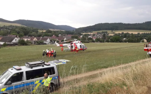 Vlak smetl na přejezdu osobní auto, řidičku museli na místě resuscitovat