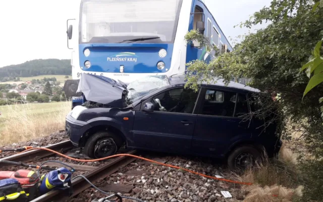 Vlak smetl na přejezdu osobní auto, řidičku museli na místě resuscitovat