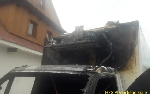 Na vrcholku šumavského Pancíře likvidovali hasiči požár chladírenského vozu. Plameny ožehly i objekt s rozhlednou