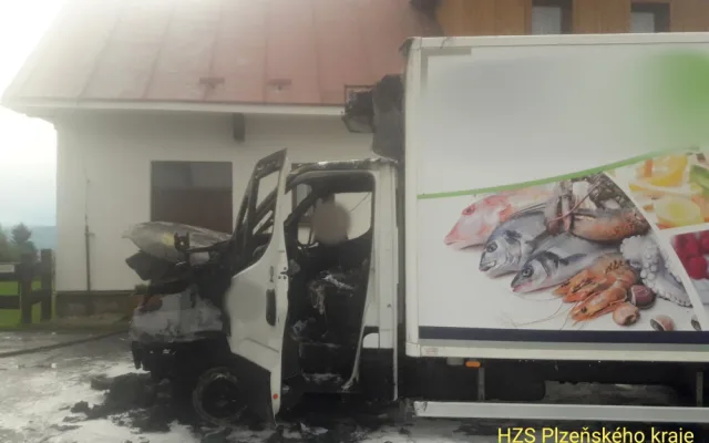 Na vrcholku šumavského Pancíře likvidovali hasiči požár chladírenského vozu. Plameny ožehly i objekt s rozhlednou