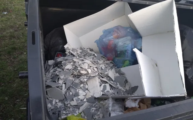 Strážníci dopadli dva pachatele, kteří založili černou skládku. Radnice prověřuje dalších 213 podnětů k úklidu