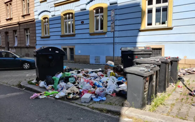 Strážníci dopadli dva pachatele, kteří založili černou skládku. Radnice prověřuje dalších 213 podnětů k úklidu