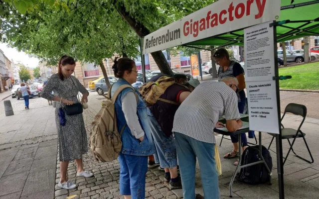 Odpůrci gigafactory chtějí vyvolat referendum, aby město zablokovalo své pozemky v Líních