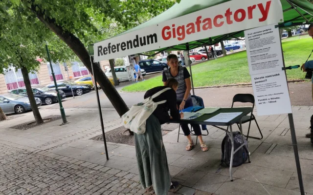 Odpůrci gigafactory chtějí vyvolat referendum, aby město zablokovalo své pozemky v Líních