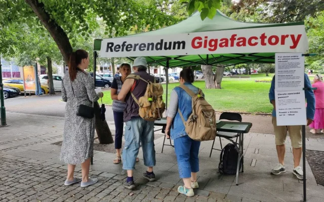 Odpůrci gigafactory chtějí vyvolat referendum, aby město zablokovalo své pozemky v areálu letiště Líně