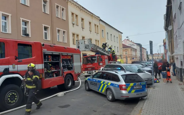 Hasiči zasahují u požáru ve vnitrobloku na Slovanech, domovy musely opustit desítky lidí