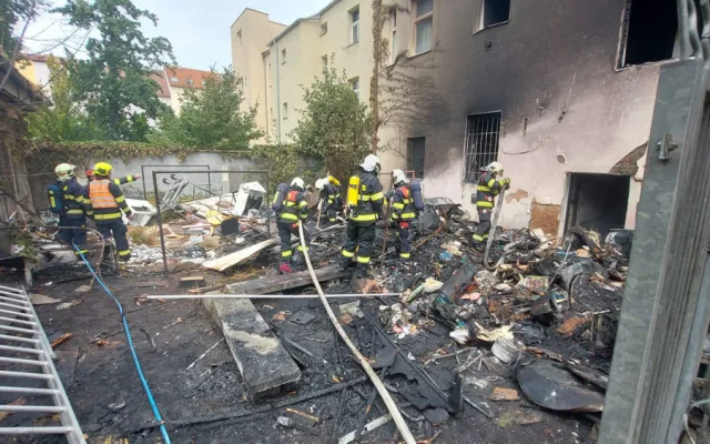 Hasiči zasahují u požáru ve vnitrobloku na Slovanech, domovy musely opustit desítky lidí
