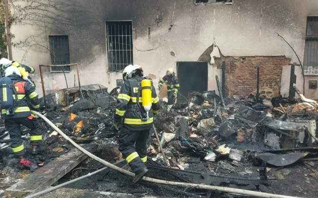 Hasiči zasahují u požáru ve vnitrobloku na Slovanech, domovy musely opustit desítky lidí