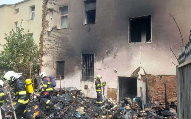 Hasiči zasahují u požáru ve vnitrobloku na Slovanech, domovy musely opustit desítky lidí