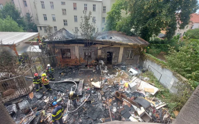 Hasiči zasahují u požáru ve vnitrobloku na Slovanech, domovy musely opustit desítky lidí