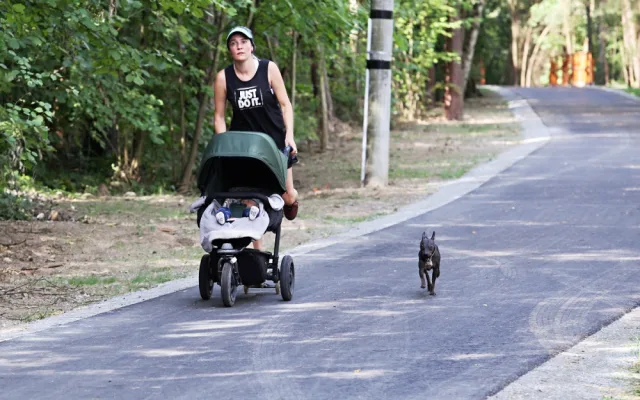 Chodcům i cyklistům se otevřel poslední úsek stezky podél Vejprnického potoka