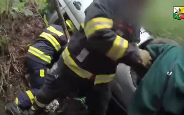 Policie zveřejnila dramatické video z výjezdu k velmi vážné nehodě, při které se zranily i čtyři děti