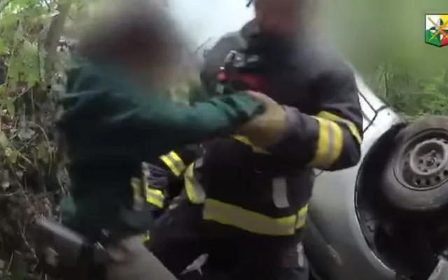Policie zveřejnila dramatické video z výjezdu k velmi vážné nehodě, při které se zranily i čtyři děti