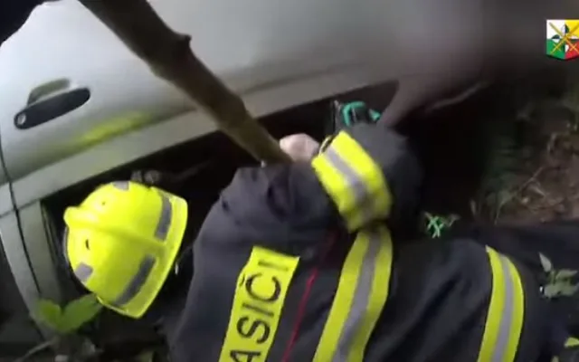 Policie zveřejnila dramatické video z výjezdu k velmi vážné nehodě, při které se zranily i čtyři děti
