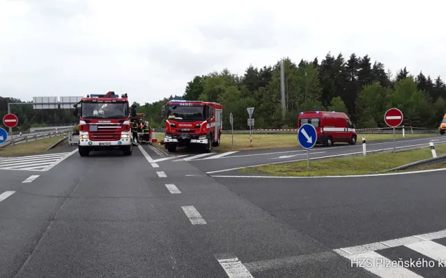 Auto převážející obří barely s tekutým louhem havarovalo za Plzní. Z nádob ležících na silnici uniklo malé množství látky