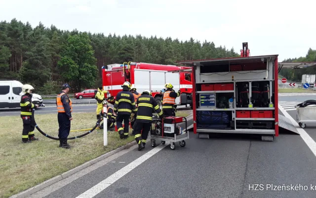 Auto převážející obří barely s tekutým louhem havarovalo za Plzní. Z nádob ležících na silnici uniklo malé množství látky
