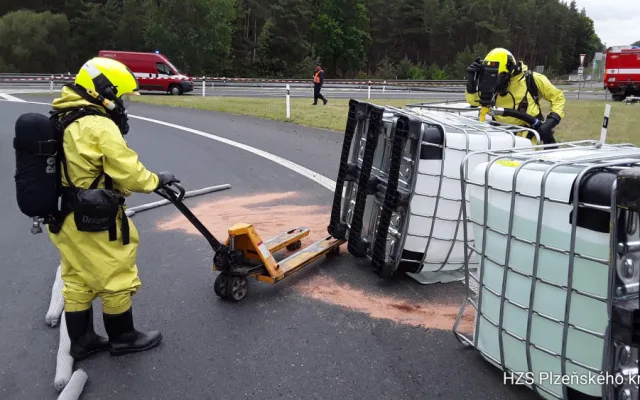 Auto převážející obří barely s louhem havarovalo za Plzní. Z nádob ležících na silnici uniklo malé množství látky