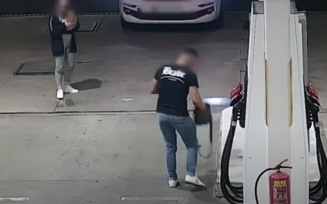 VIDEO: Turisté si přivlastnili zapomenutou tašku u benzinky na dálnici D5, policie je bleskově dopadla