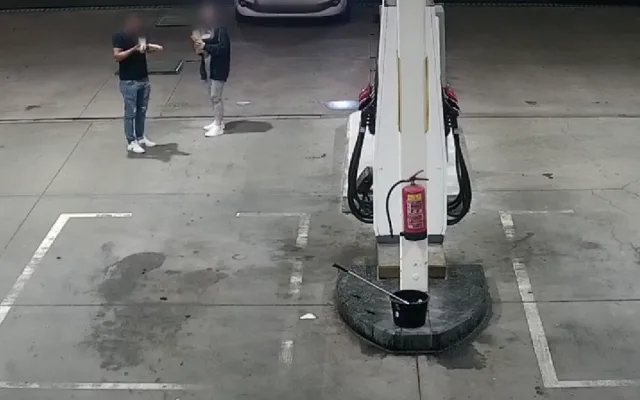 VIDEO: Turisté si přivlastnili zapomenutou tašku u benzinky na dálnici D5, policie je bleskově dopadla