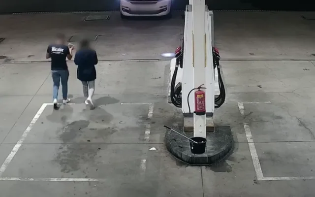 VIDEO: Turisté si přivlastnili zapomenutou tašku u benzinky na dálnici D5, policie je bleskově dopadla