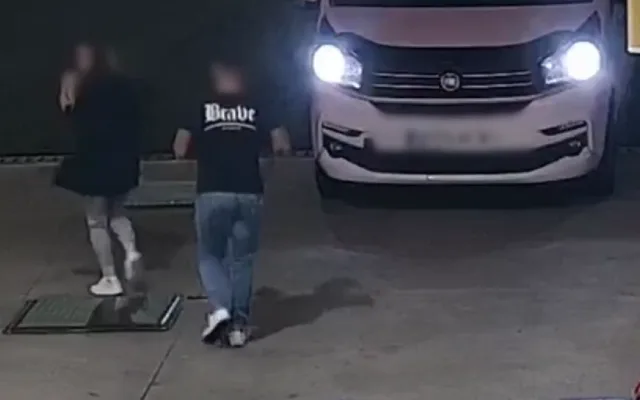 VIDEO: Turisté si přivlastnili zapomenutou tašku u benzinky na dálnici D5, policie je bleskově dopadla