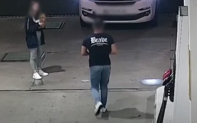 VIDEO: Turisté si přivlastnili zapomenutou tašku u benzinky na dálnici D5, policie je bleskově dopadla