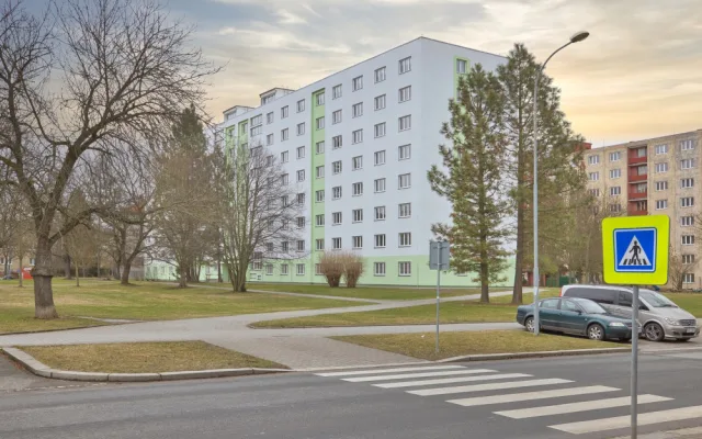Rekonstrukce koleje v ulici Máchova 20 byla dokončena v květnu 2022. Stejná akce nyní čeká sousední budovu v Baarově 36.