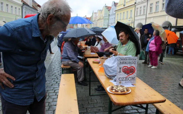 Nový český rekord padl v Domažlicích, lidé vytvořili nejdelší piknikový stůl v délce 100 metrů. Usedlo k němu 386 osob
