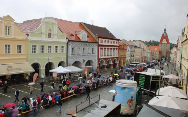 Nový český rekord padl v Domažlicích, lidé vytvořili nejdelší piknikový stůl v délce 100 metrů. Usedlo k němu 386 osob