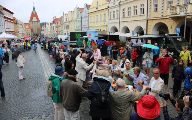Nový český rekord padl v Domažlicích, lidé vytvořili nejdelší piknikový stůl v délce 100 metrů. Usedlo k němu 386 osob