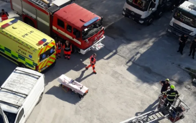 Muže zasypal cement uvnitř sila. Hrozila mu děsivá smrt v sevření sypké hmoty