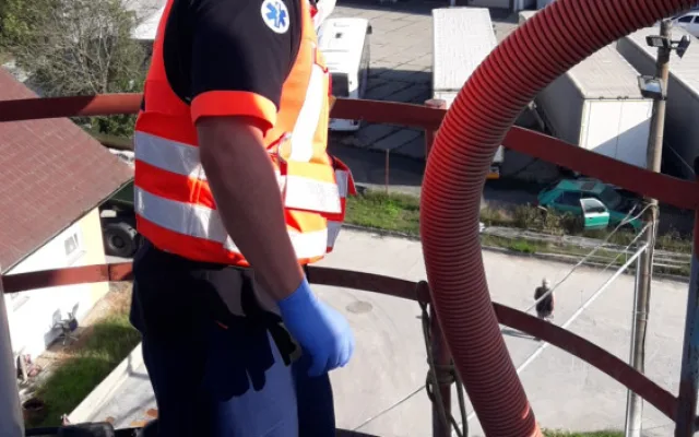 Muže zasypal cement uvnitř sila. Hrozila mu děsivá smrt v sevření sypké hmoty