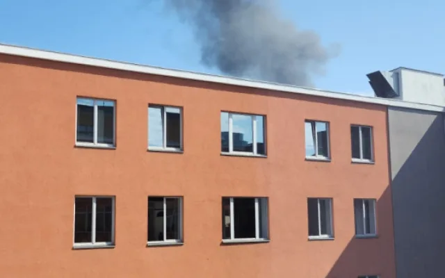 Dým z požáru sledovali lidé z mnoha míst v Plzni